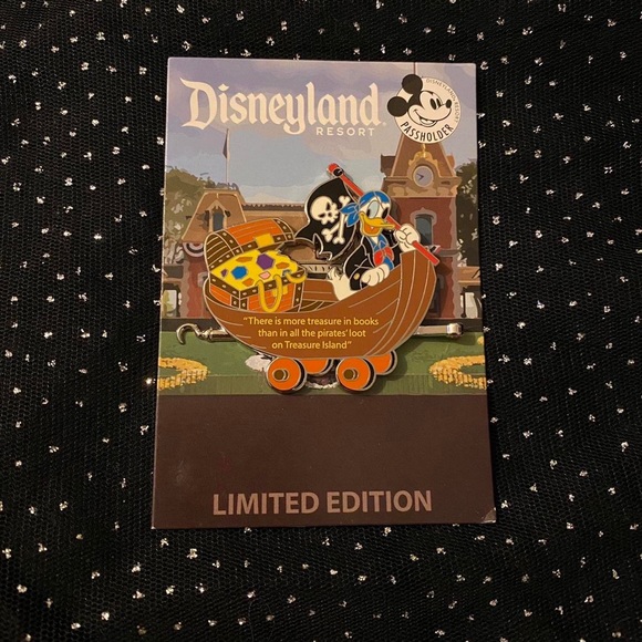 Disney Passholder 2019 Pirate Donald Duck Train Car with quote pin - Picture 3 of 3